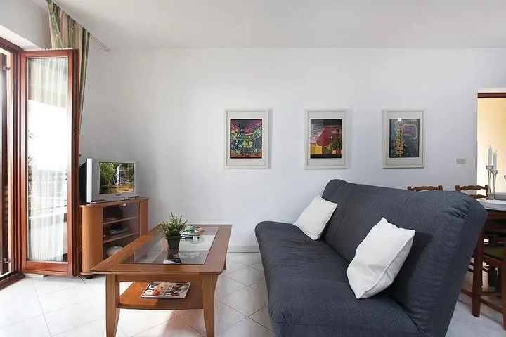 Room 4 of 12