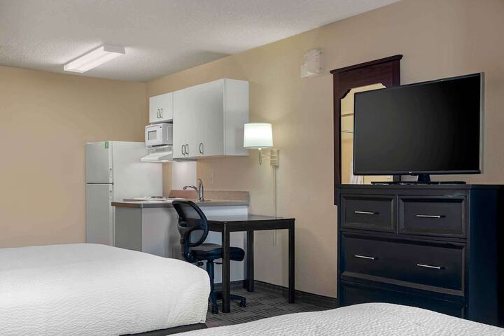 1 Queen Bed (3 of 5)