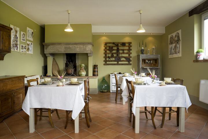 Dining 2 of 8