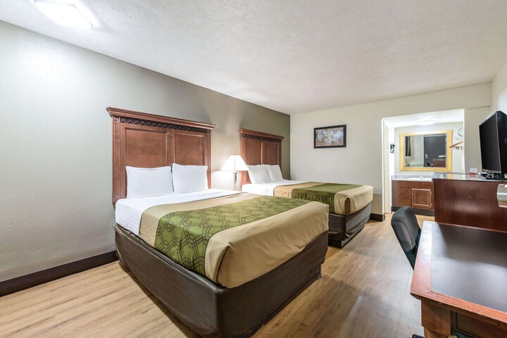 2 Queen Beds (8 of 9)