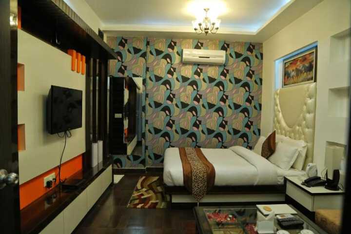 Room 8 of 11