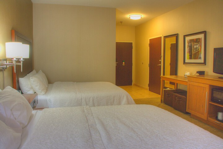2 Queen Beds (12 of 12)