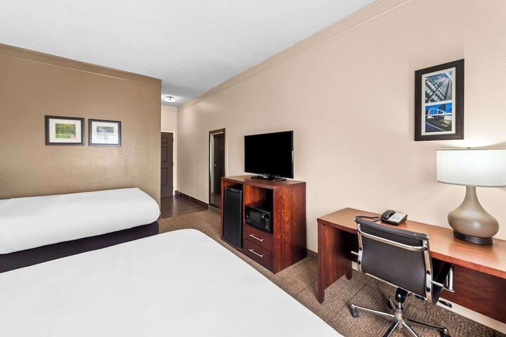 2 Queen Beds Accessible (1 of 9)