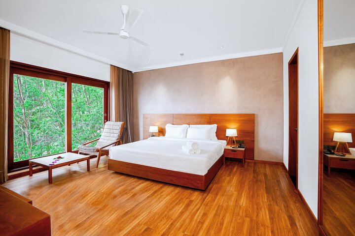 Room 4 of 73