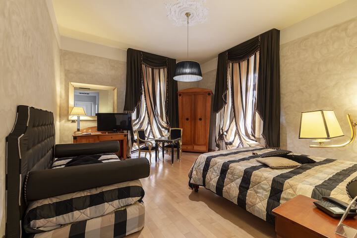 Room 52 of 208