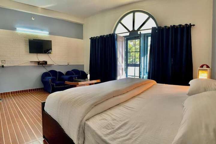 Room 6 of 14