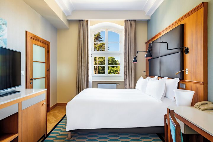 Room 3 of 139
