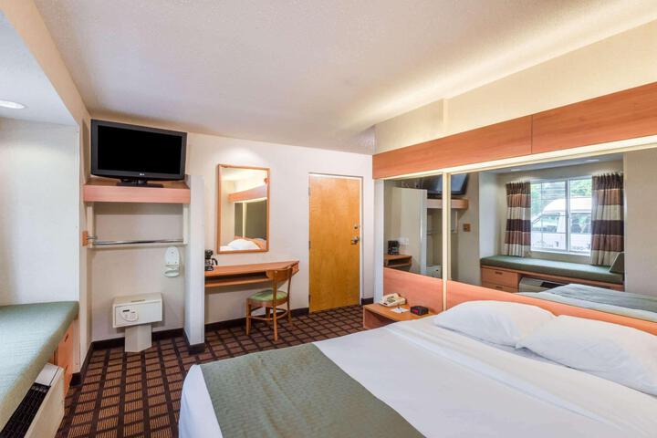 2 Queen Beds Accessible (8 of 26)