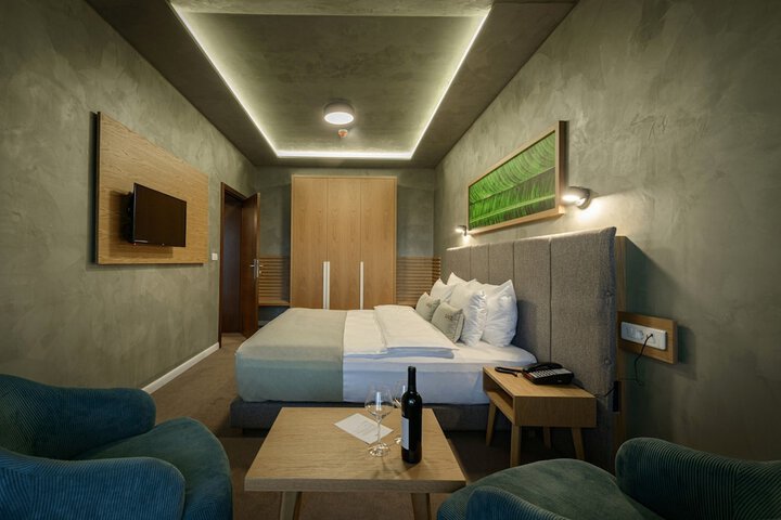 Room 19 of 102