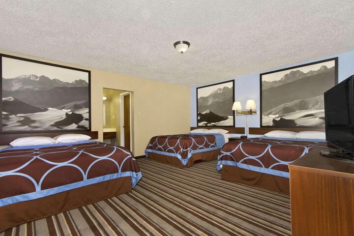 2 Queen Beds (7 of 10)