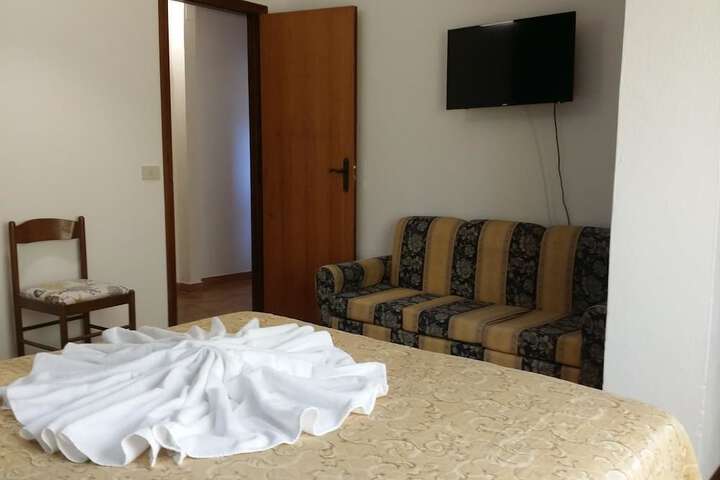 Room 7 of 24