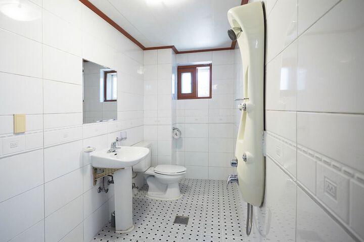Room 10 of 82