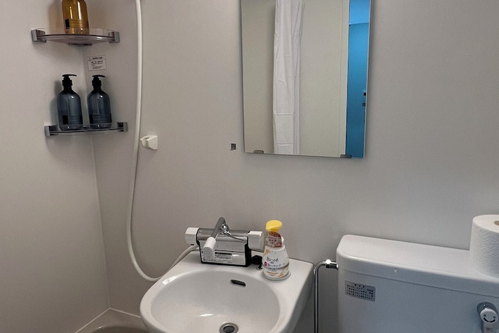 Room 6 of 9