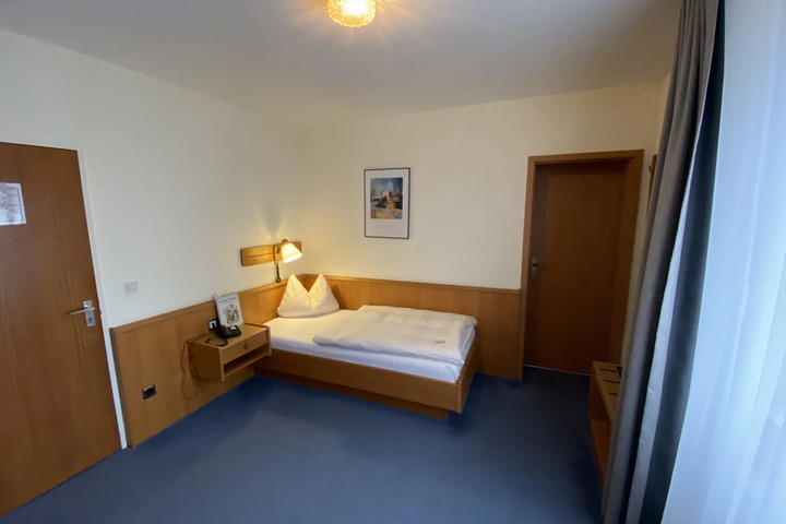 Room 3 of 10