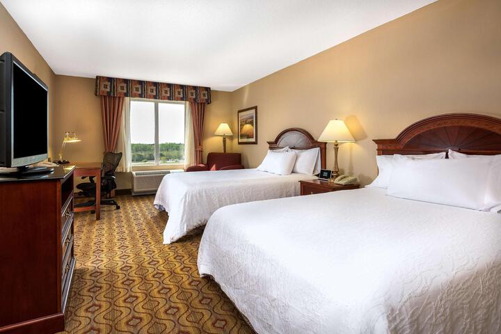 2 Queen Beds (6 of 7)