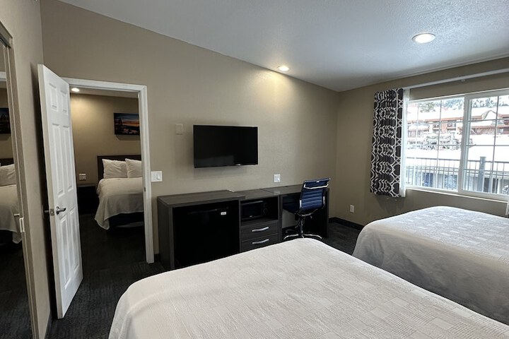1 Queen Bed (12 of 27)