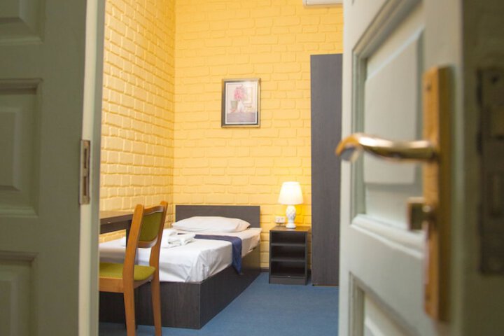 Room 4 of 7