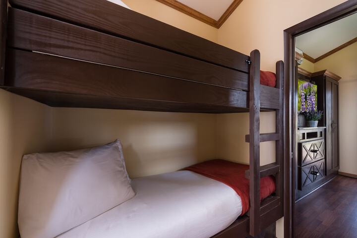Room 8 of 215