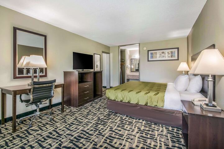 1 King Bed Accessible (2 of 21)