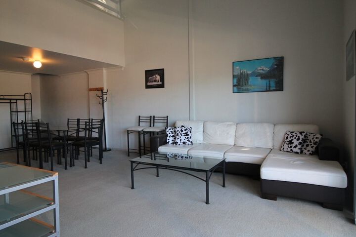 Room 6 of 12