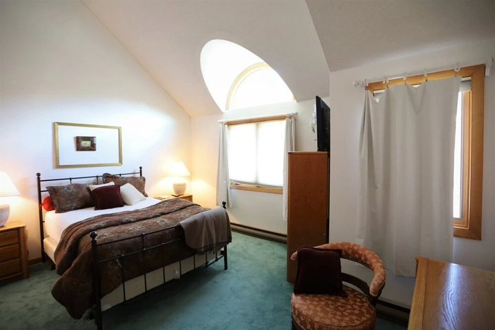 Room 4 of 13