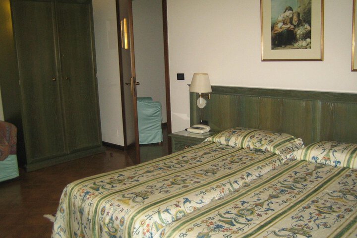 Room 10 of 65