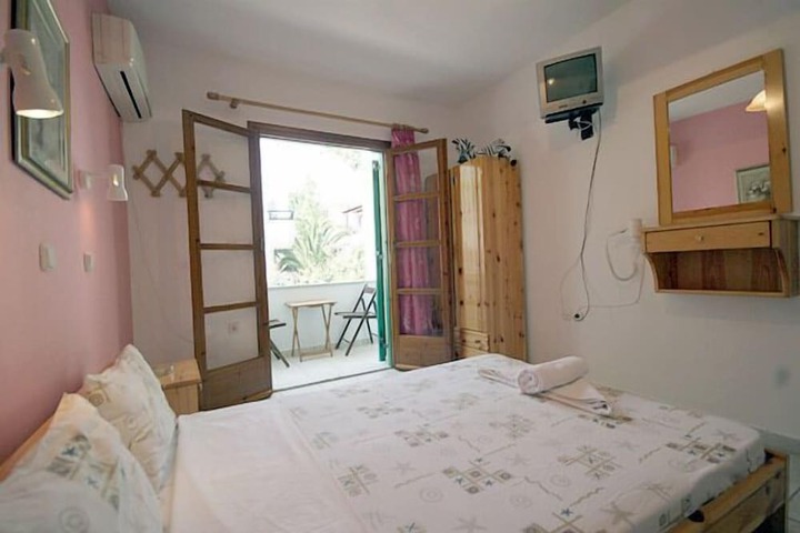 Room 4 of 33