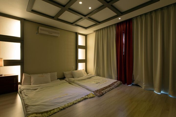 Room 25 of 58