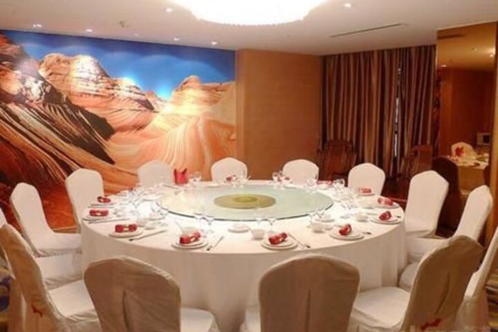 Dining 2 of 180