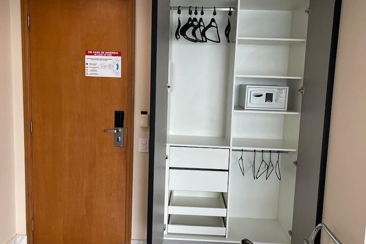 Room 6 of 28