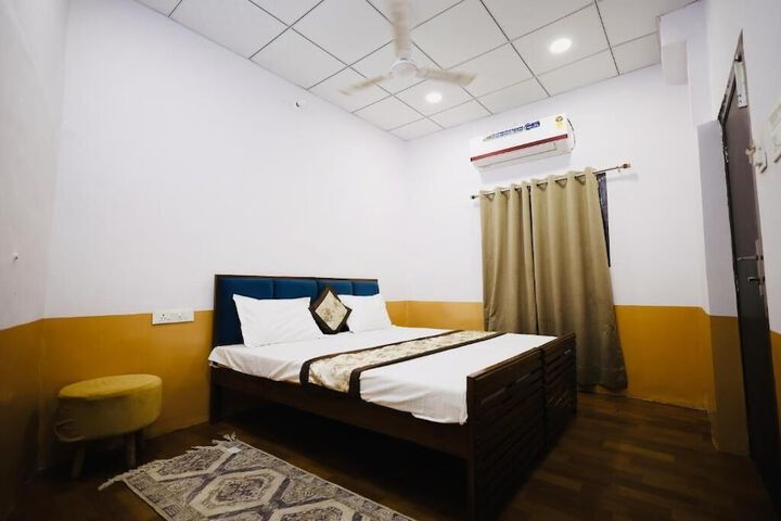 Room 10 of 32