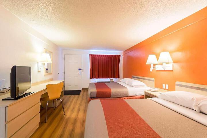 2 Queen Beds (1 of 12)