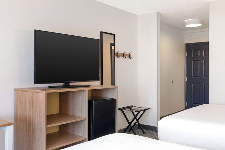 2 Queen Beds (7 of 16)