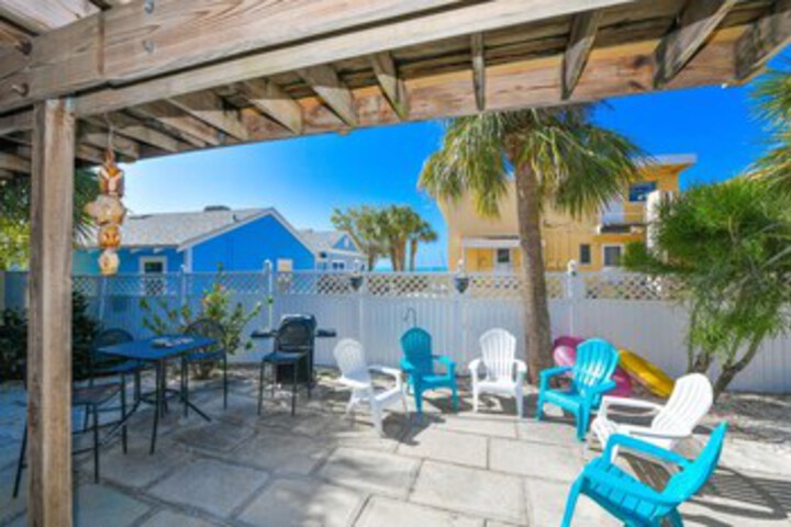 Barefoot Bungalow by Beachside Mngmt