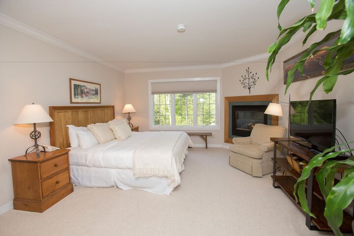 Deluxe King Bed (27 of 119)