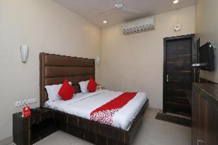 OYO 1884 Hotel Heera Continental