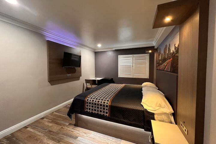 Superior King Room (3 of 3)