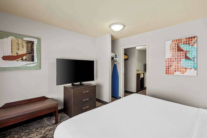Suite 1 King Bed Sofa Bed Living Area Work Desk Microwave and Refrigerator WiFi Full Bre (3 of 31)