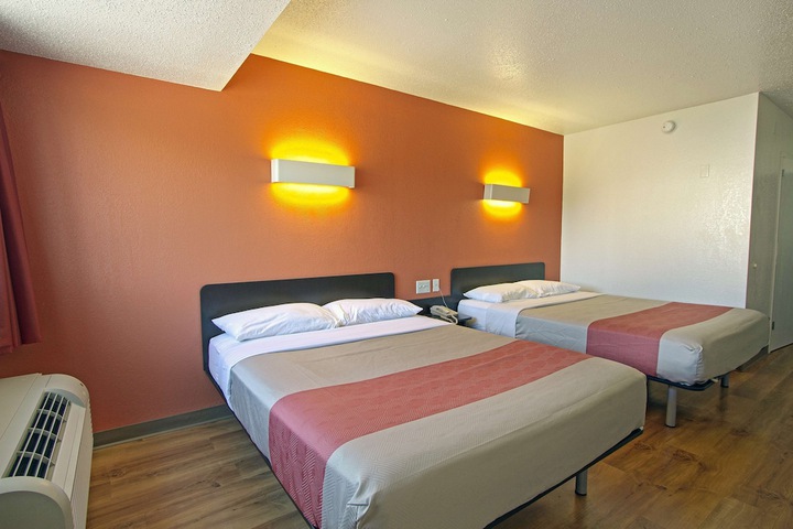 2 Queen Beds (3 of 8)