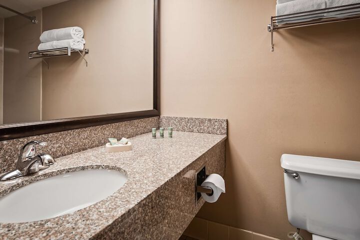 Accessible Suite Queen Bed Accessible Walk in Shower Sofa Bed Work Desk Microwave and Refrigerator Full Breakfast (26 of 30)