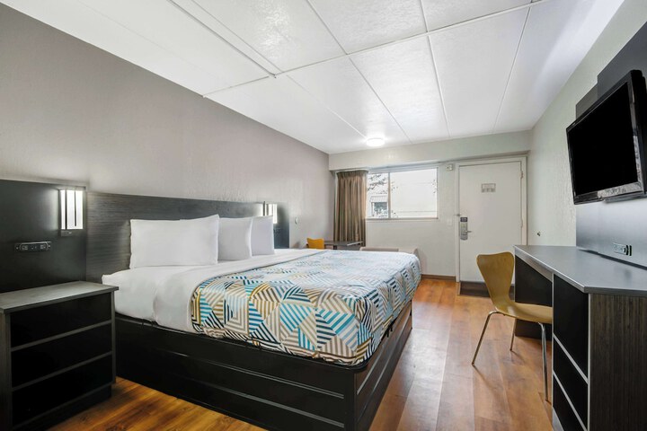 Room 4 of 36