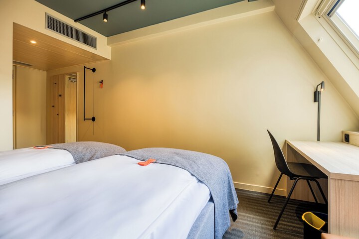 Room 41 of 119