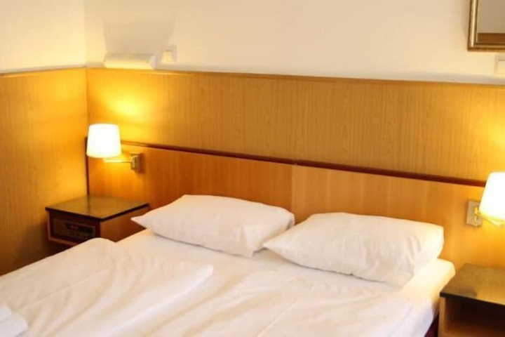 Room 10 of 31