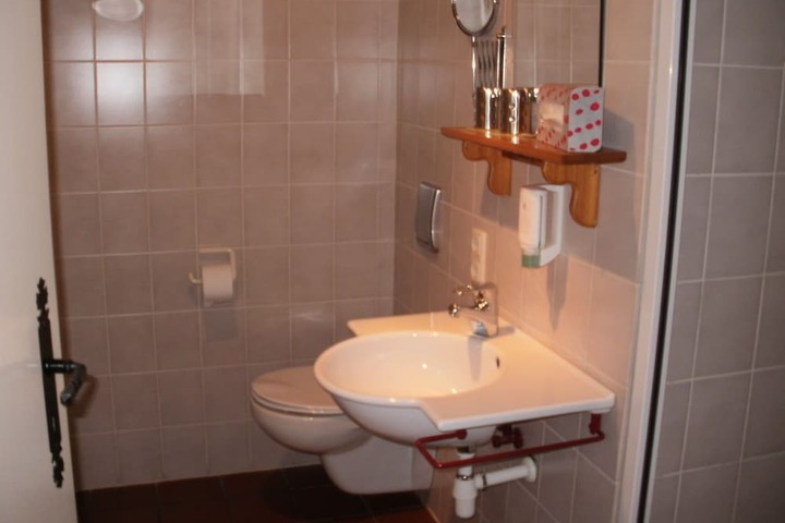 Room 12 of 27