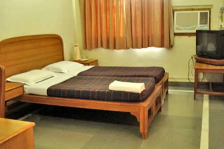 Room 4 of 8