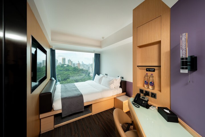 Room 10 of 36