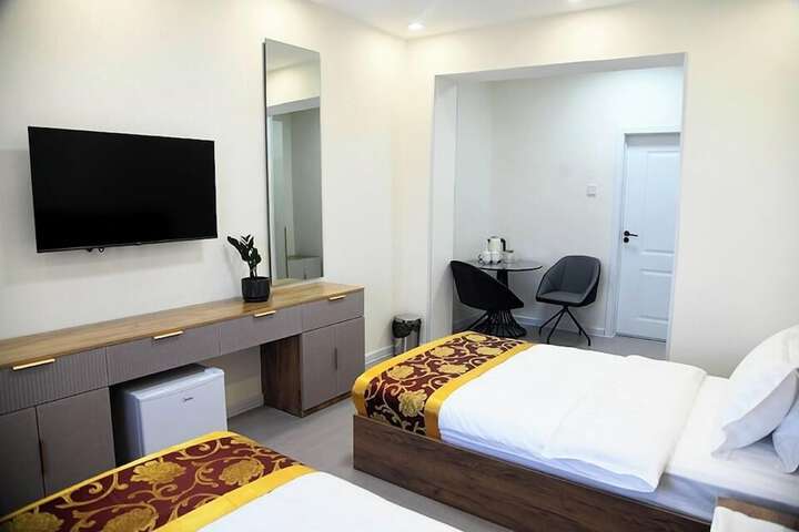 Room 9 of 12