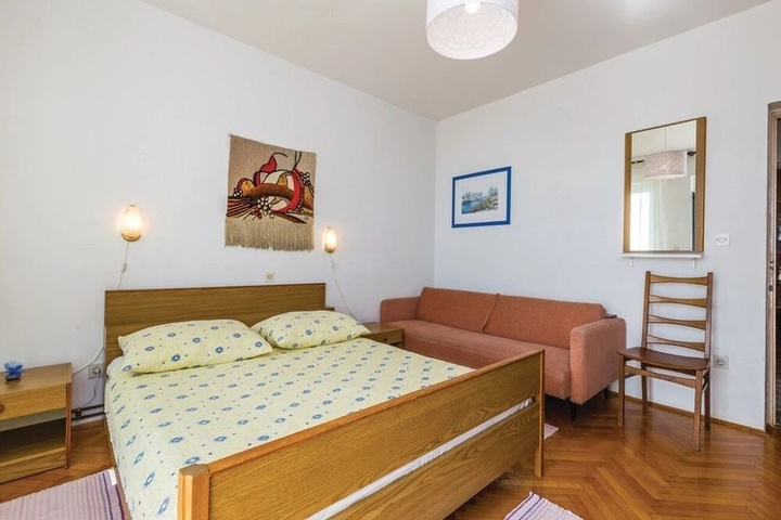 Room 6 of 15