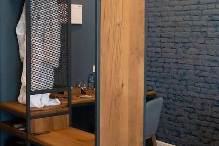 Room 15 of 40