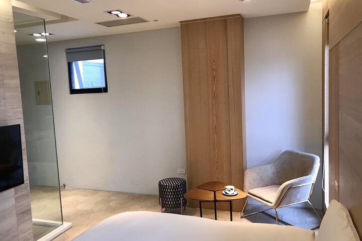 Room 42 of 100